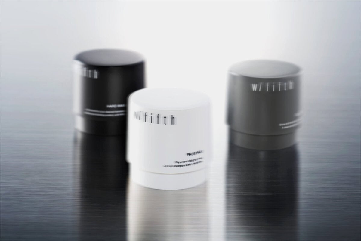 株式会社 b-ex(ビーエックス)から、新メンズスタイリングブランド「w/fifth(ウィズフィフス)」が登場。原宿・渋谷・表参道エリアを中心に全国17店舗を展開するメンズサロン「fifth」と共同開発したヘアスタイリング剤が、6月29日(月)より全国のロフトにて順次先行発売される(一部店舗を除く)