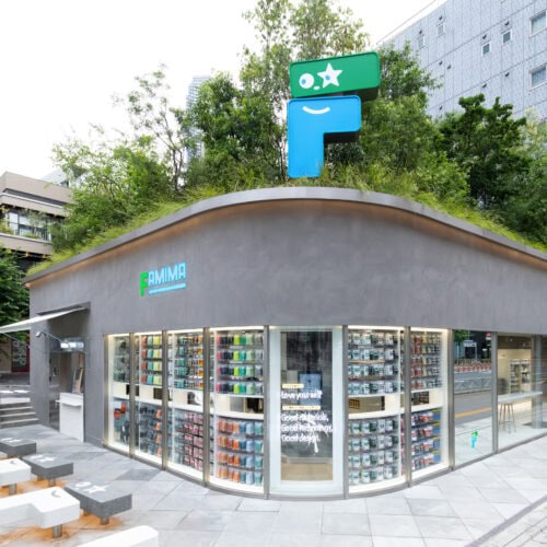 FamilyMart（ファミリーマート）初の旗艦店「FAMIMA PARK AZABUDAI」が、2026年7月10日（金）にオープン。店内には、オリジナルアパレルブランドConvenience Wear（コンビニエンスウェア）の国内最大級となる売場が登場した。 旗艦店でしか手に入らない限定アイテムや限定カラーに加え、試着室やコーディネート提案用のタッチパネルも設置。これまでのコンビニ衣料品の枠を超え、ブランドの世界観を存分に体験できる空間となっている。