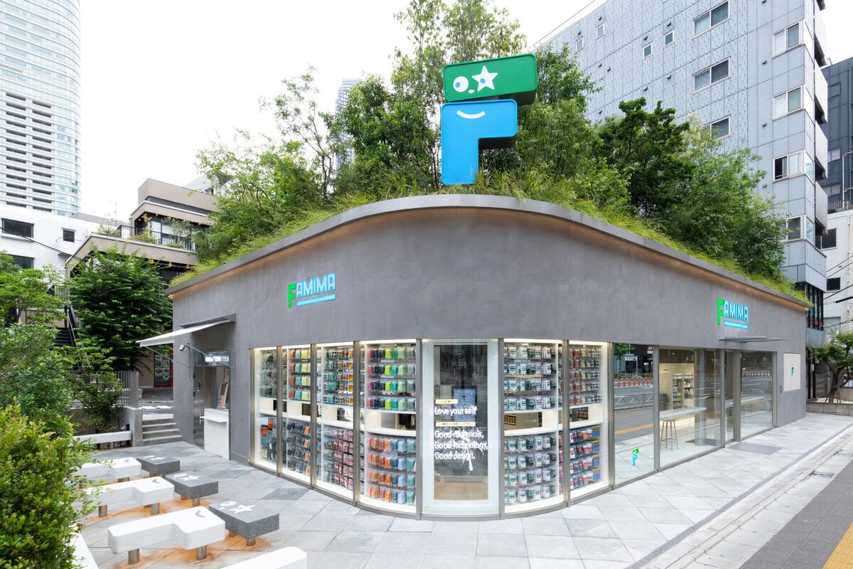 FamilyMart(ファミリーマート)初の旗艦店「FAMIMA PARK AZABUDAI」が、2026年7月10日(金)にオープン。店内には、オリジナルアパレルブランドConvenience Wear(コンビニエンスウェア)の国内最大級となる売場が登場した。
旗艦店でしか手に入らない限定アイテムや限定カラーに加え、試着室やコーディネート提案用のタッチパネルも設置。これまでのコンビニ衣料品の枠を超え、ブランドの世界観を存分に体験できる空間となっている。