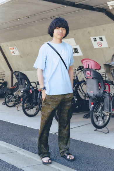 【30代スナップ@下北沢】ユッタ ニューマンのレザーサンダルで“大人の足元”を演出