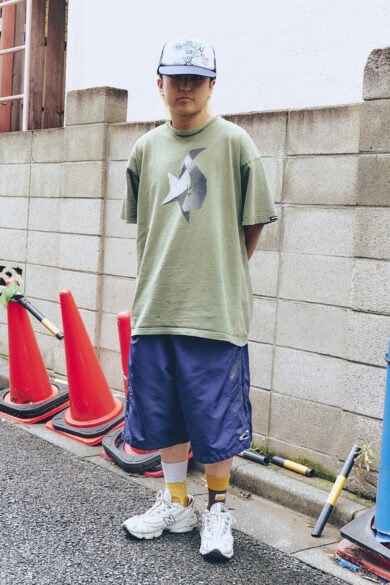 【20代スナップ@下北沢】夏らしい(?)ビールの靴下は左右デザインを変えて