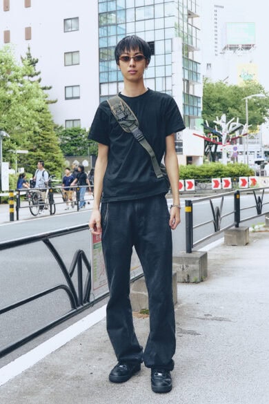 【20代スナップ@渋谷】オール黒の落ち着いたスタイリング…Tシャツのイカついバックプリントで男らしく