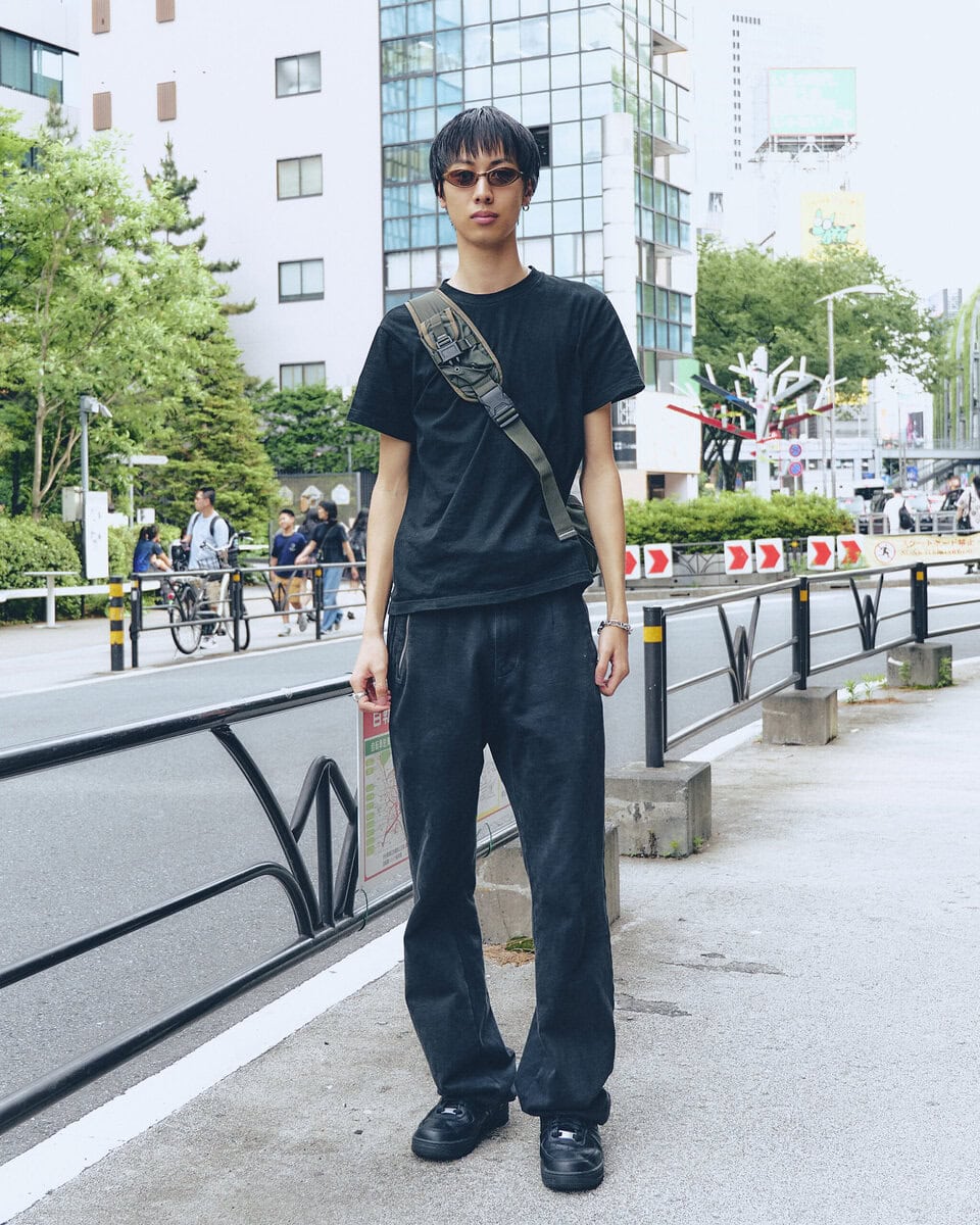 【20代スナップ@渋谷】オール黒の落ち着いたスタイリング…Tシャツのイカついバックプリントで男らしく