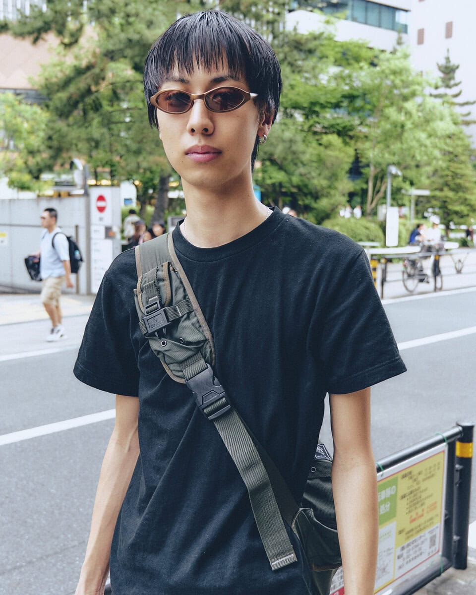 【20代スナップ@渋谷】オール黒の落ち着いたスタイリング…Tシャツのイカついバックプリントで男らしく