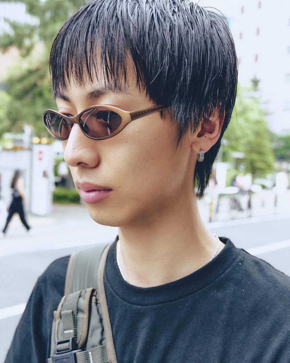 【20代スナップ@渋谷】オール黒の落ち着いたスタイリング…Tシャツのイカついバックプリントで男らしく
