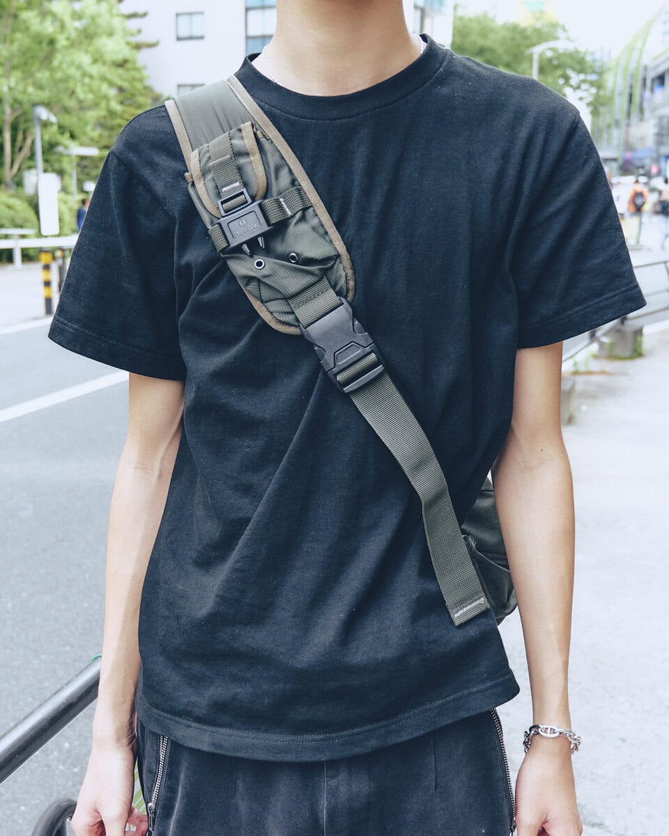 【20代スナップ@渋谷】オール黒の落ち着いたスタイリング…Tシャツのイカついバックプリントで男らしく