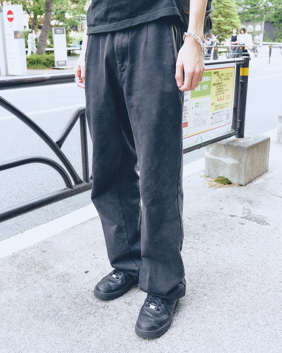 【20代スナップ@渋谷】オール黒の落ち着いたスタイリング…Tシャツのイカついバックプリントで男らしく