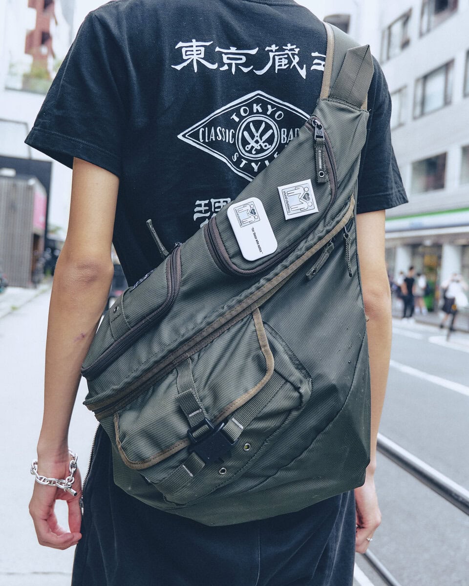 【20代スナップ@渋谷】オール黒の落ち着いたスタイリング…Tシャツのイカついバックプリントで男らしく