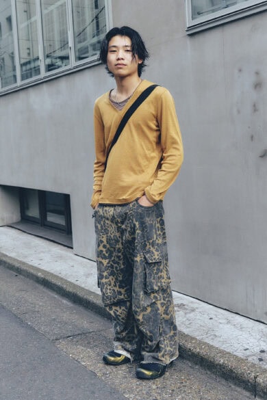 【10代スナップ@渋谷】レオパード柄のパンツと“同トーン”のカットソーを合わせて