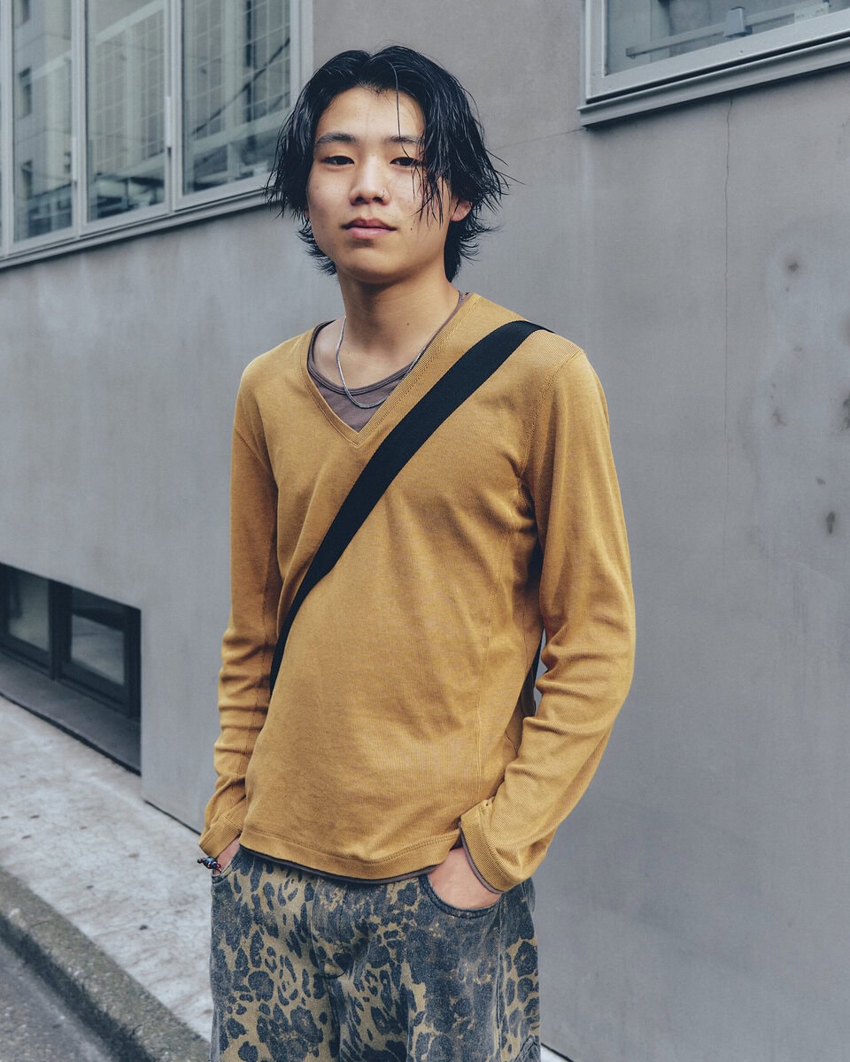 【10代スナップ＠渋谷】レオパード柄のパンツと“同トーン”のカットソーを合わせて