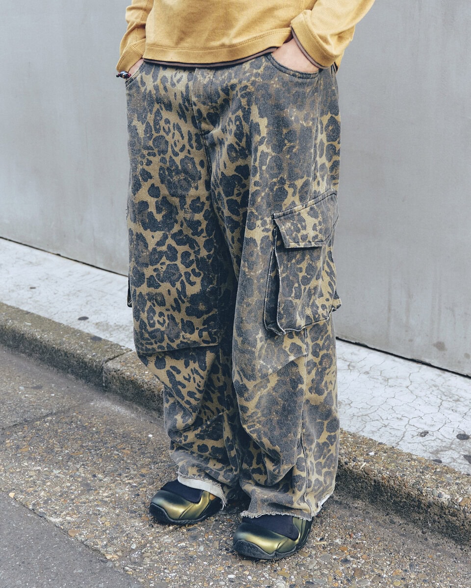 【10代スナップ＠渋谷】レオパード柄のパンツと“同トーン”のカットソーを合わせて