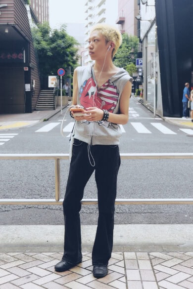 【20代スナップ＠渋谷】ロッカーのようなアイテム選びとシルエットが光る