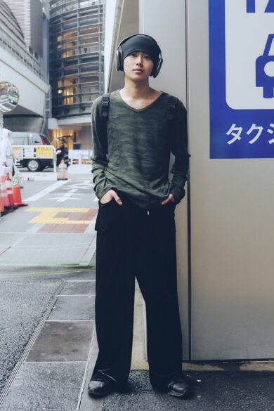 【20代スナップ@渋谷】シュプリームの赤バックパックがコーデのいいアクセントに