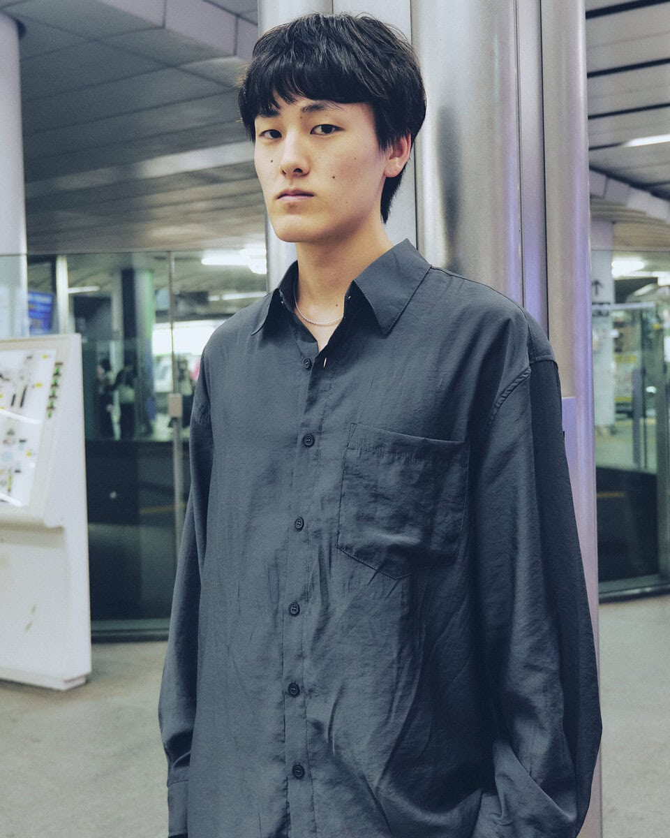 【10代スナップ＠渋谷】オーバーサイズのシャツでゆったり見せたモードライクなコーデをスニーカーで外して