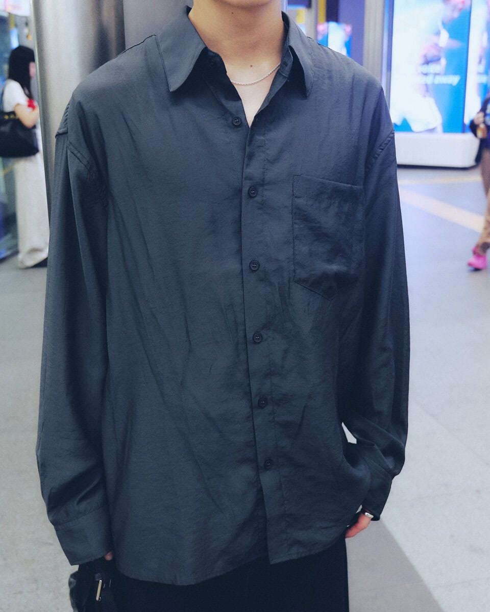【10代スナップ＠渋谷】オーバーサイズのシャツでゆったり見せたモードライクなコーデをスニーカーで外して
