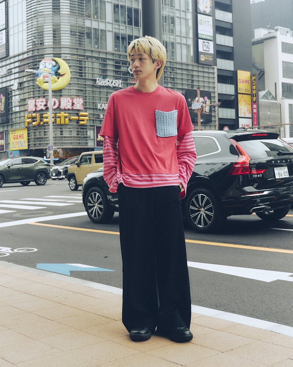 【20代スナップ@名古屋】Charles Jeffrey LOVERBOYのレイヤードTシャツを目立たせるためにブラックを有効活用