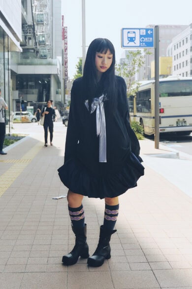 【20代スナップ@名古屋】ワンピースとソックスをともにネイビーに揃えてシックに