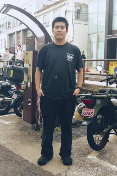 【20代スナップ@原宿】全身黒で統一してシンプルに…と思いきや、腰に柄物の小物でアクセントを