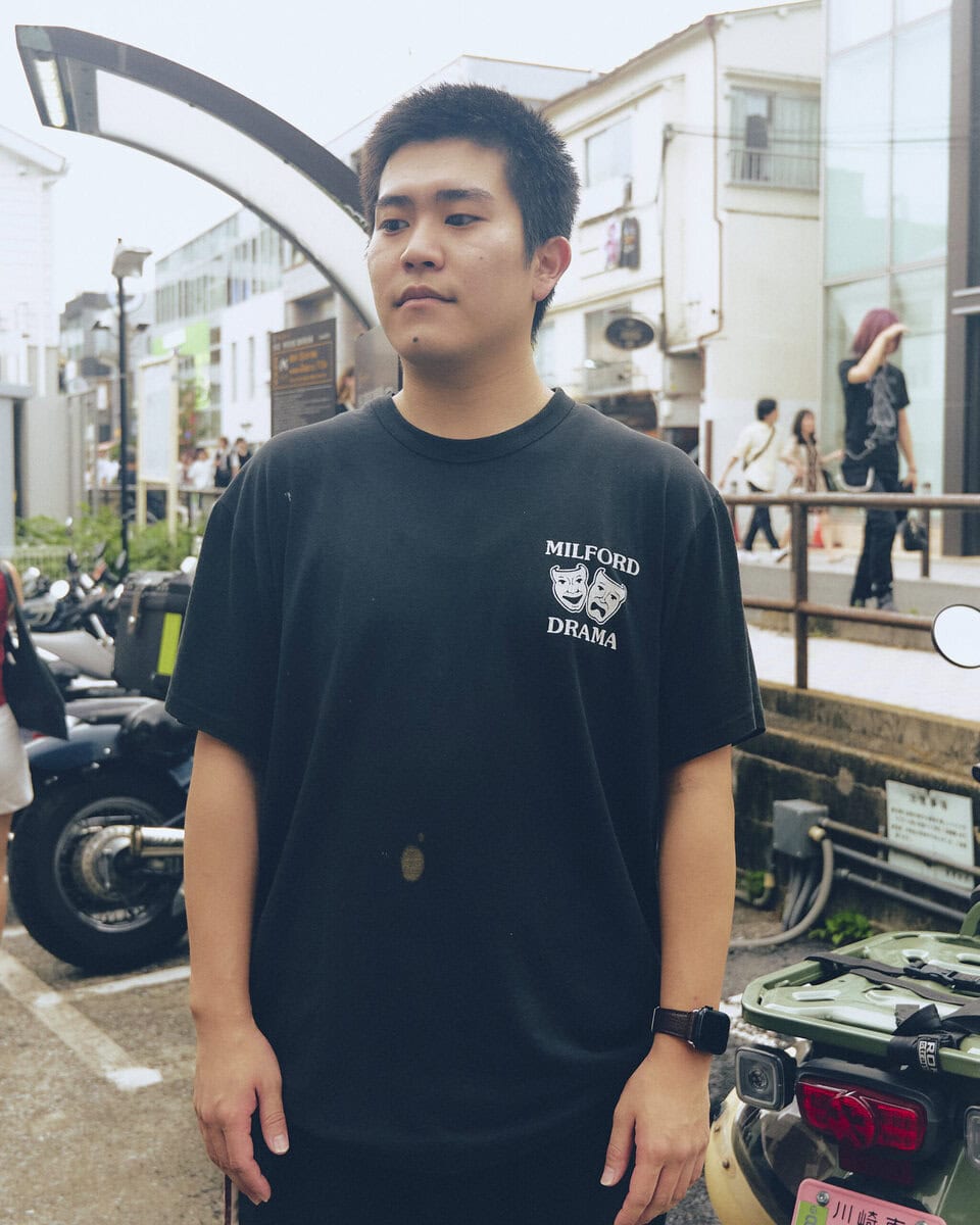 【20代スナップ＠原宿】全身黒で統一してシンプルに…と思いきや、腰に柄物の小物でアクセントを