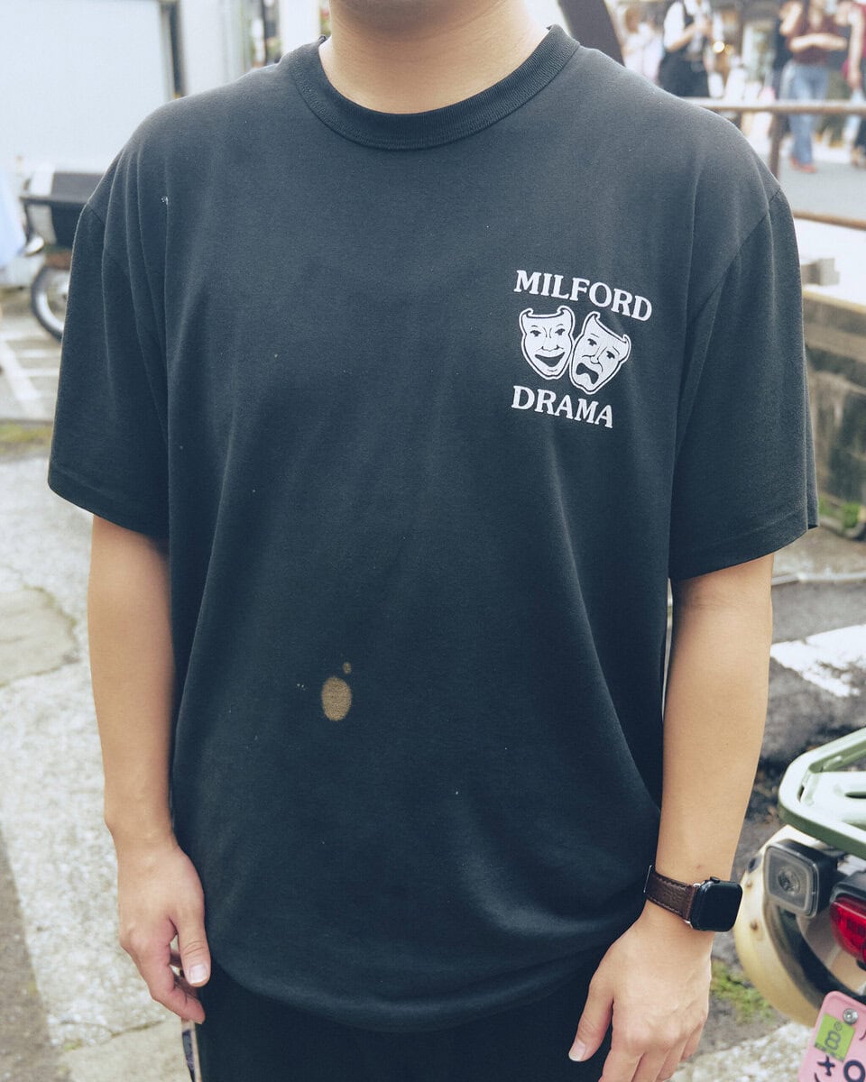 【20代スナップ＠原宿】全身黒で統一してシンプルに…と思いきや、腰に柄物の小物でアクセントを