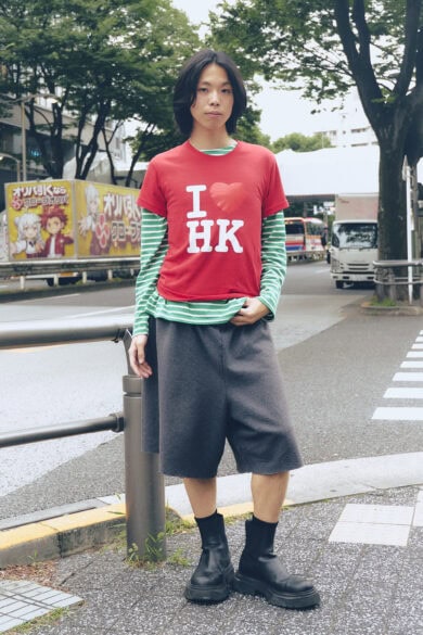 【20代スナップ@渋谷】現地で調達した「I LOVE HK」Tシャツをレイヤードで主役に