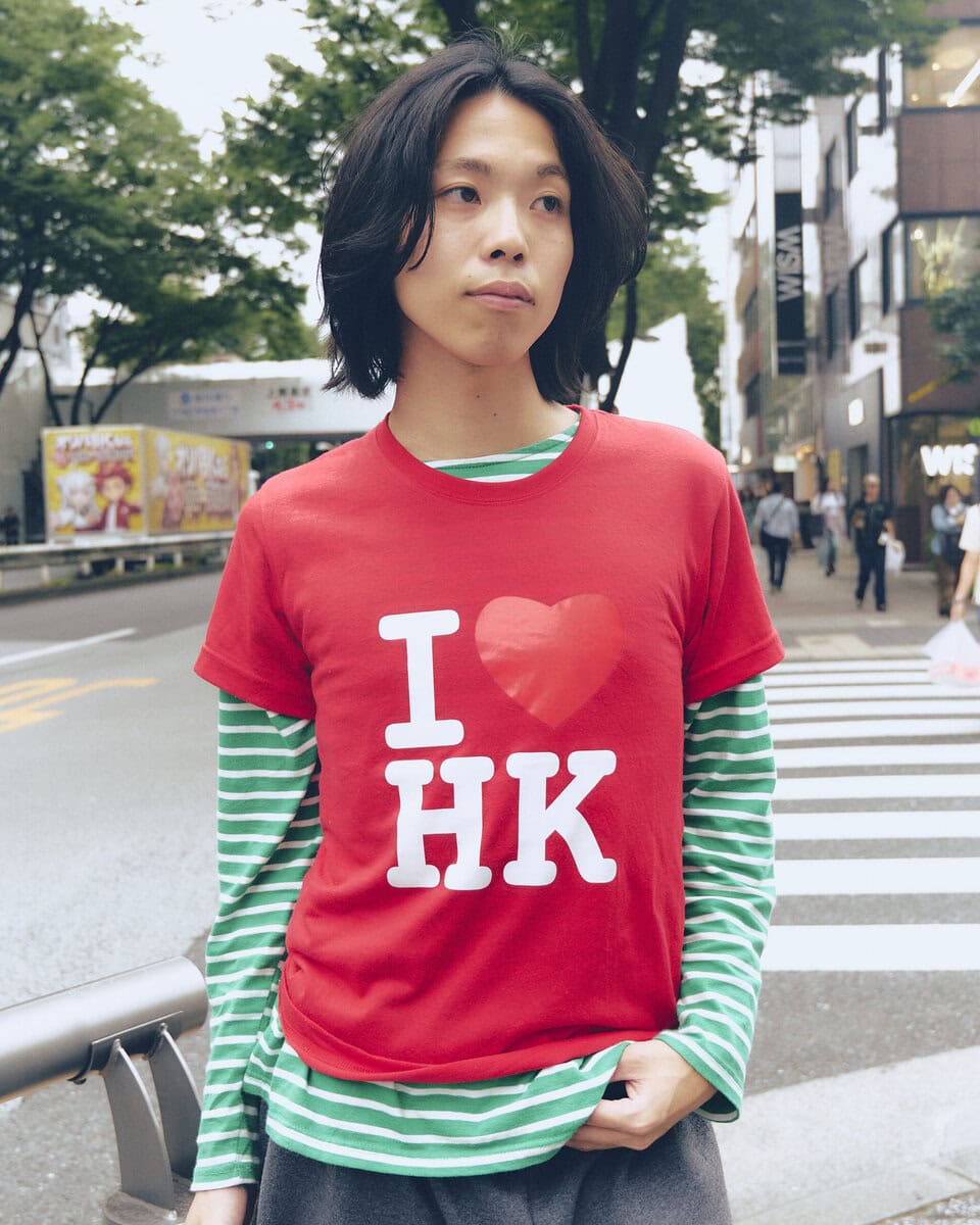 【20代スナップ＠渋谷】現地で調達した「I LOVE HK」Tシャツをレイヤードで主役に