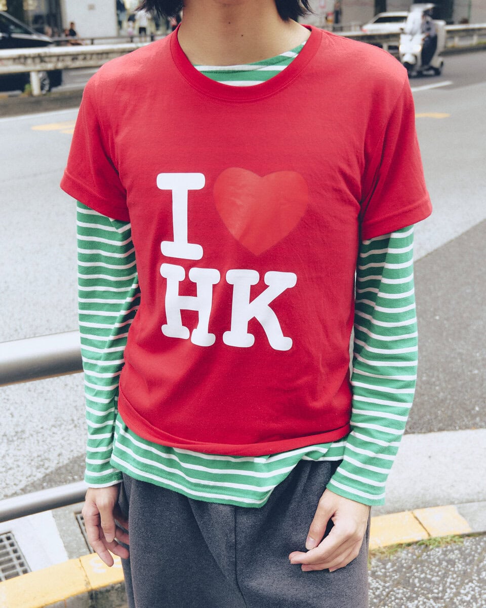 【20代スナップ＠渋谷】現地で調達した「I LOVE HK」Tシャツをレイヤードで主役に
