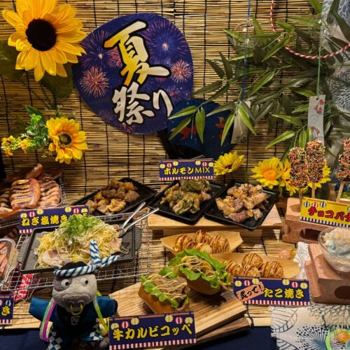 牛角が“夏祭り会場”になっちゃった!?焼いて仕上げる「牛カルビコッペ」やサクマドロップス神コラボなど、期間限定メニューがエモ旨すぎた