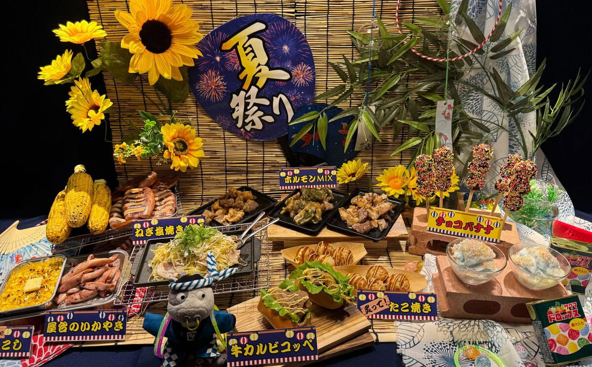 牛角が“夏祭り会場”になっちゃった!?焼いて仕上げる「牛カルビコッペ」やサクマドロップス神コラボなど、期間限定メニューがエモ旨すぎた