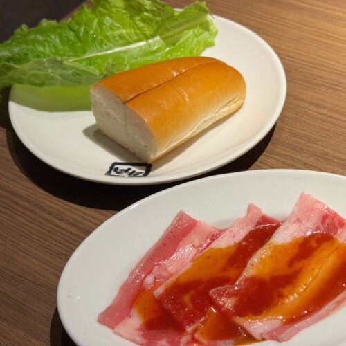 ジューシーなお肉をワンハンドでガブリ「牛カルビコッペ」