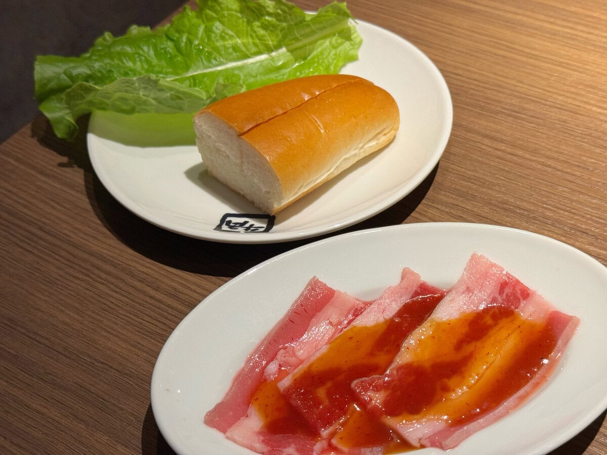 ジューシーなお肉をワンハンドでガブリ「牛カルビコッペ」
