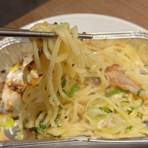 牛角自慢の秘伝の塩だれを使用した、ガツンとした塩味がクセになる塩焼きそば