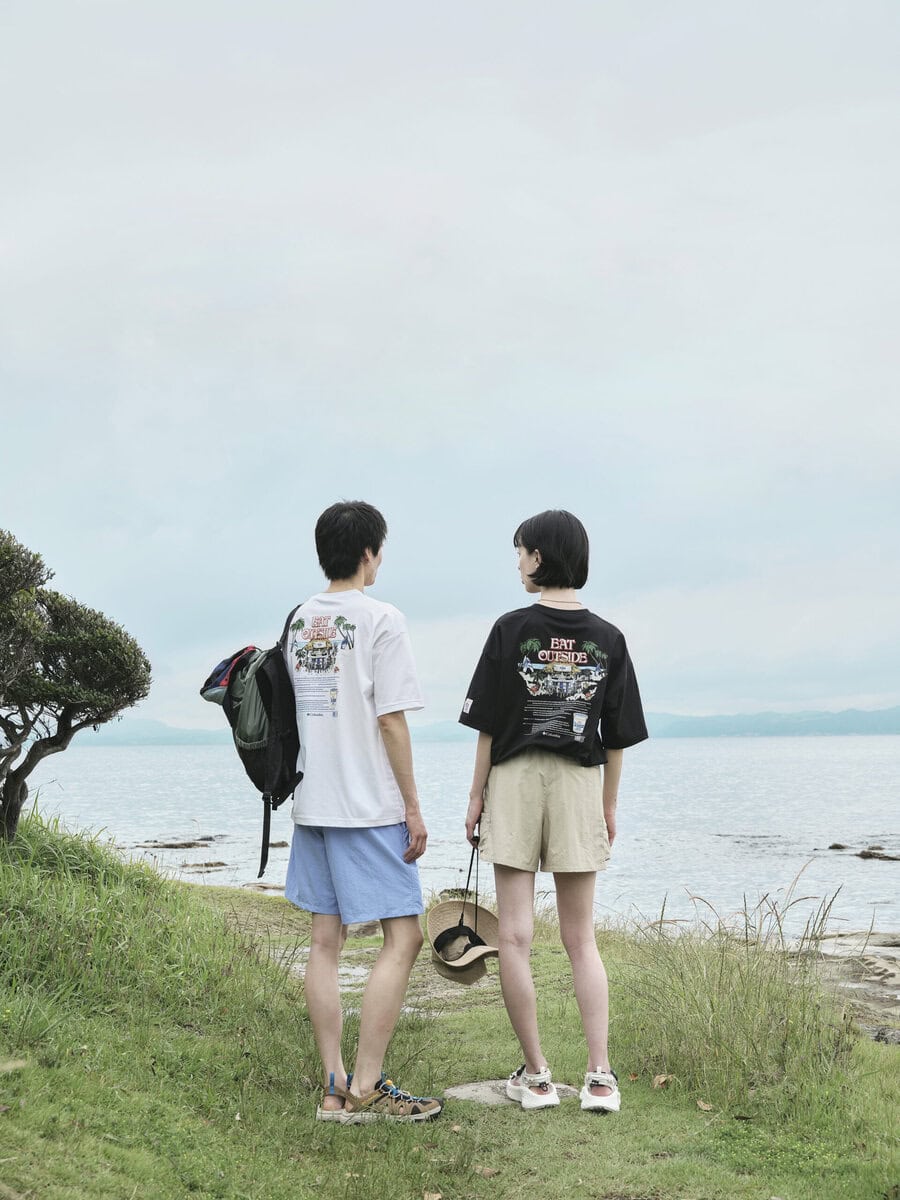 さらに水陸両用素材を採用し、ビーチやキャンプなどのアウトドアシーンはもちろん、街着としても快適に着用できる仕様となっている。