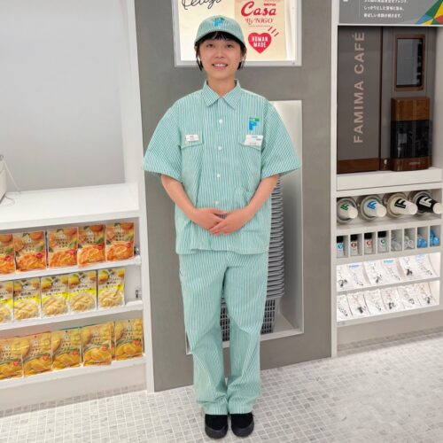 NIGO®氏監修のユニフォームを着たスタッフがお出迎え!