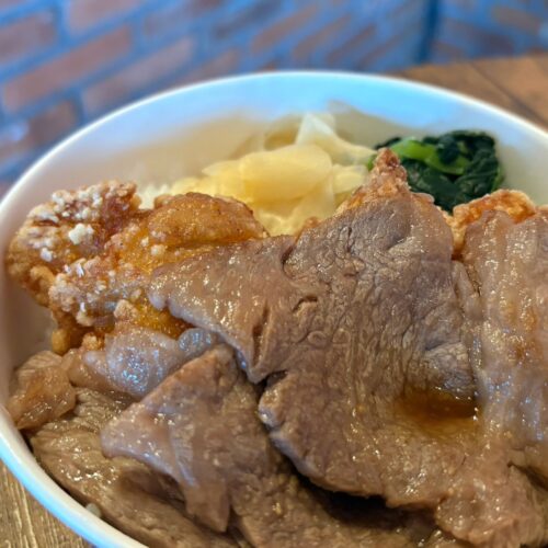 仙台牛と唐揚げあごだし丼