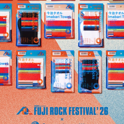 FamilyMart（ファミリーマート）のオリジナルアパレルブランド「コンビニエンスウェア」から、日本最大級の野外音楽フェスティバル「FUJI ROCK FESTIVAL’26」とのコラボレーションアイテムが登場。2026年7月7日（火）より、全国のFamilyMart約16,400店およびECサイト「ファミマオンライン」にて数量限定で発売される。