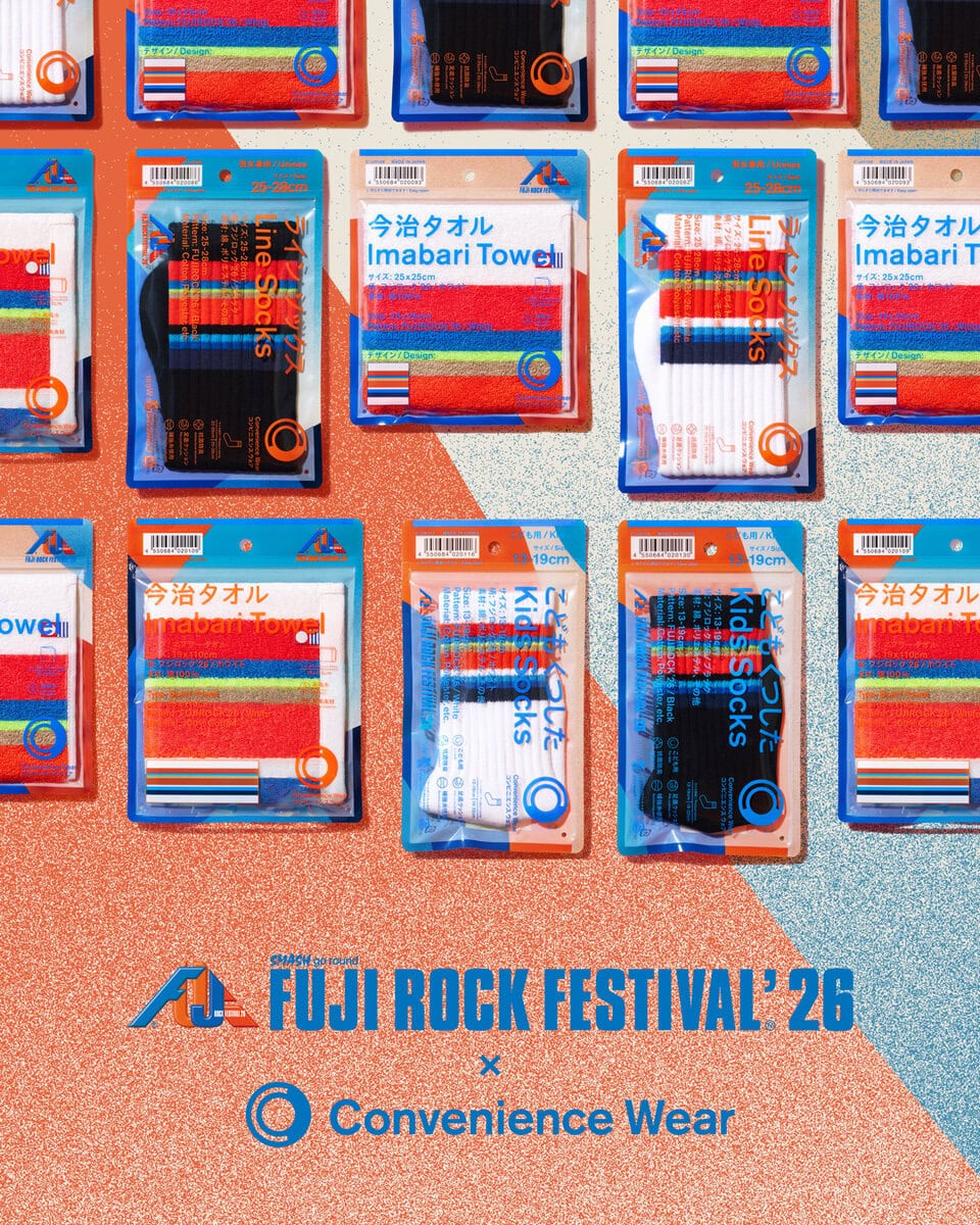 FamilyMart(ファミリーマート)のオリジナルアパレルブランド「コンビニエンスウェア」から、日本最大級の野外音楽フェスティバル「FUJI ROCK FESTIVAL’26」とのコラボレーションアイテムが登場。2026年7月7日(火)より、全国のFamilyMart約16,400店およびECサイト「ファミマオンライン」にて数量限定で発売される。