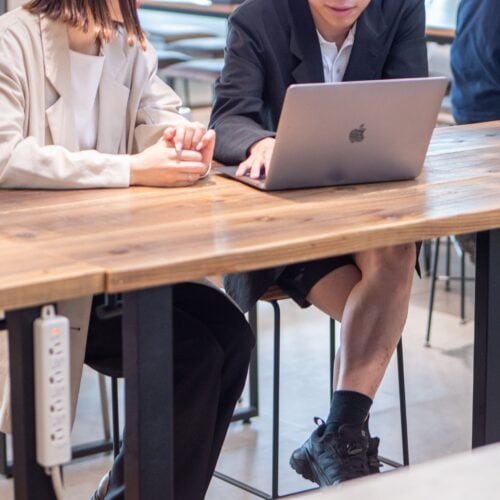 夏のハーフパンツ、実はすね毛が見られている?最新調査でわかった”清潔感”の境界線