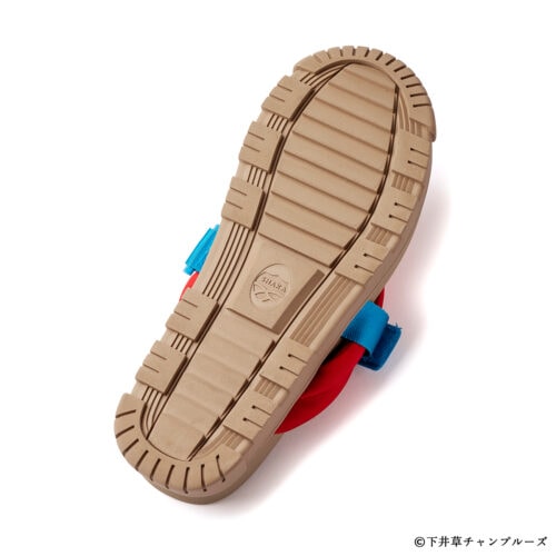 機能面では、アーチ状のEVAフットベッドによる優れたクッション性や、素足感覚で地面を捉えるBFソールを搭載。日常使いからアクティブなシーンまで、快適な履き心地を提供する。