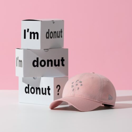 フロントにはI’m donut?のアイコンをレイアウトし、NEW ERAが得意とする立体的な刺繍で表現。シンプルながら存在感のあるデザインに仕上がっている。