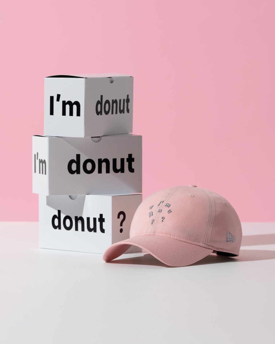 フロントにはI’m donut?のアイコンをレイアウトし、NEW ERAが得意とする立体的な刺繍で表現。シンプルながら存在感のあるデザインに仕上がっている。