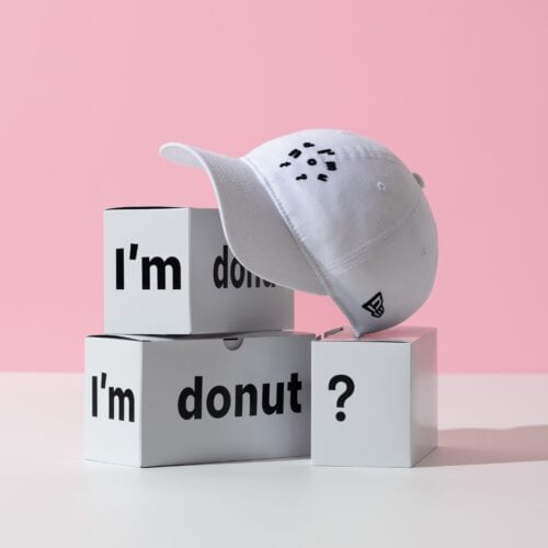 I’m donut?のアイコンをNEW ERAが得意とする立体的な刺繍で表現した、コラボレーションならではのデザインに。8月1日(土)より、I’m donut?の各店舗とNEW ERAのオンラインストアで販売開始予定となっている。