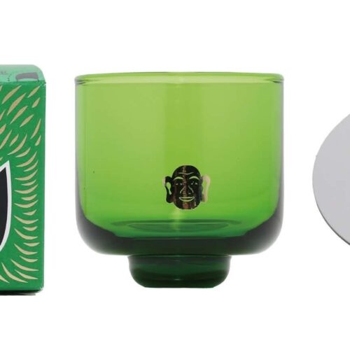 緑色の陶器のカップとキャラクターのロゴ入りコースター.