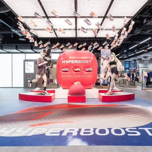 HYPERBOOSTならではの履き心地や、新たなランニング体験の魅力を直感的に感じられる空間に。
