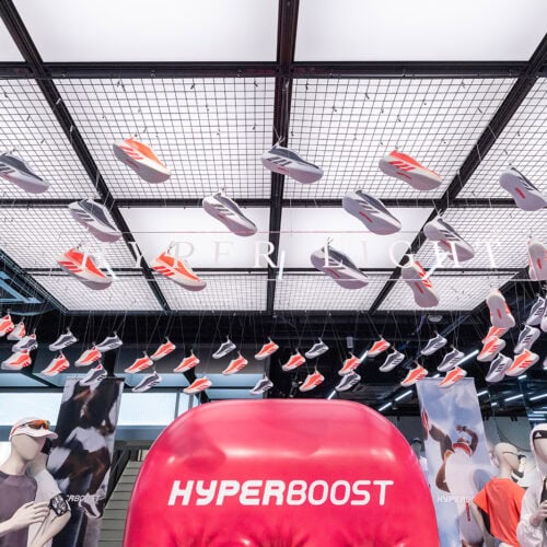 店舗、映像、デジタル施策を横断しながら、“JOY RUN”の魅力を届けるHYPERBOOST。弾むような履き心地と高いクッション性が、いつものランニングをもっと楽しい時間に変えてくれそうだ。