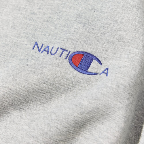 今回のコラボレーションでは、NAUTICAロゴにワンポイントで刺繍される「C」をChampionのCロゴへ変更。両ブランドのアイデンティティをさりげなく融合した特別仕様に仕上げている。