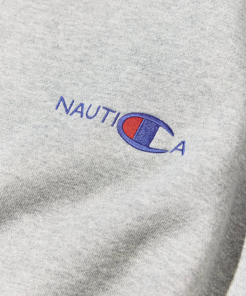 今回のコラボレーションでは、NAUTICAロゴにワンポイントで刺繍される「C」をChampionのCロゴへ変更。両ブランドのアイデンティティをさりげなく融合した特別仕様に仕上げている。