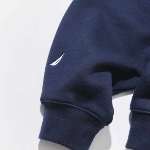 さらに左袖にはChampionのエンブレム、右袖にはNAUTICAのブランドマークを刺繍。すべてのアイテムの裾やバックにはジョックタグも施され、細部まで両ブランドらしさを詰め込んでいる。