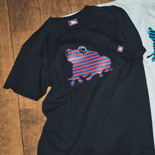 【このTシャツ、一目惚れ注意】セージの新作ストライプ柄Tがキュート！5歳児の純粋さと反骨心を込めた遊び心満載の一枚