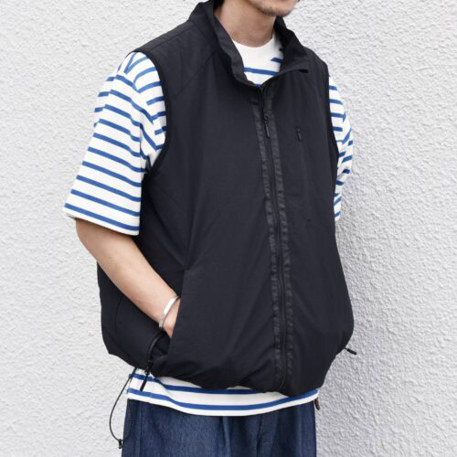 ファンによる涼しさと、街着として取り入れやすいシンプルなデザインを両立した「Air-Flow Vest」。軽量素材や撥水加工、風を逃しにくくする細かなディテールまで、暑い季節を快適に過ごすための工夫が詰まった一着。昨年即完売したというだけに、今年も早めにチェックしておきたい。